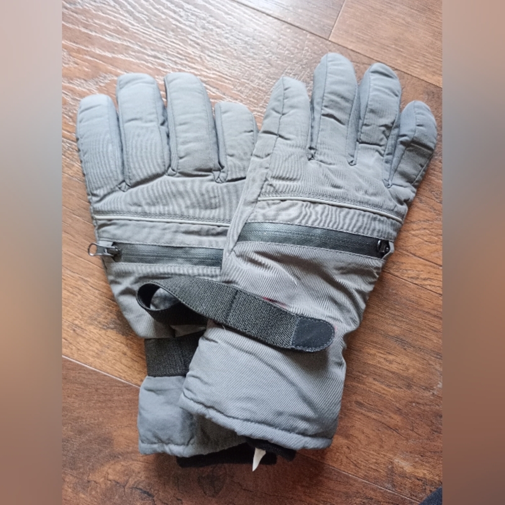 3M thinsulate Gray Winter Gloves with Black Straps Size L/ XL